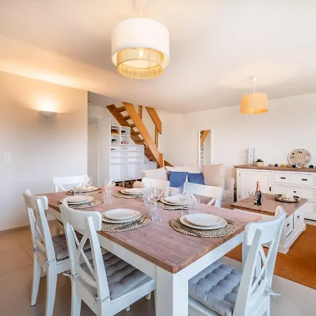 Coastal Retreat With Balcony Apartman