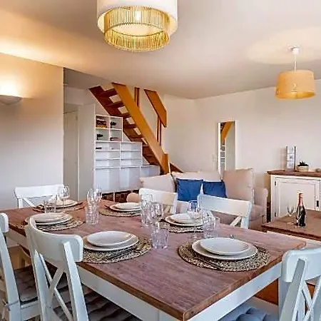 Apartamento Coastal Retreat With Balcony