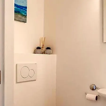 Apartamento Coastal Retreat With Balcony
